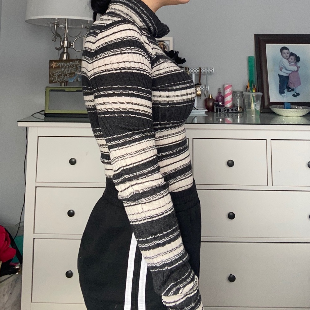 American Eagle long sleeve turtle neck!